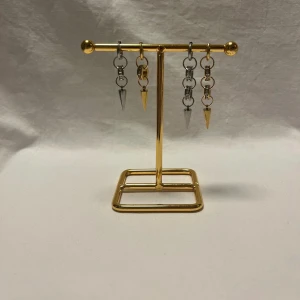 Örhängen  - Super fina örhängen! Finns i silver och guld.  Köp för 119kr/st Eller 209kr/paret. Modell 139 Smyckes ställningen finns även att köpa för 299kr!