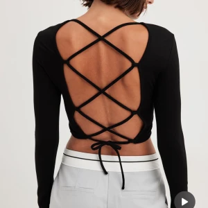 Topp med knytning i ryggen - Ny topp använd en gång från NAKD! Knytning i ryggen!💓 Skickar mer bilder vid intresse!