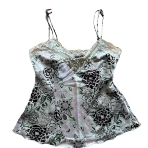 y2k vintage satin flowy sequin top fest - snygg topp i satin material och detaljer. Storlek L på lapp men skulle säga passar en S-M mer. Köparen står för frakt. 🩷