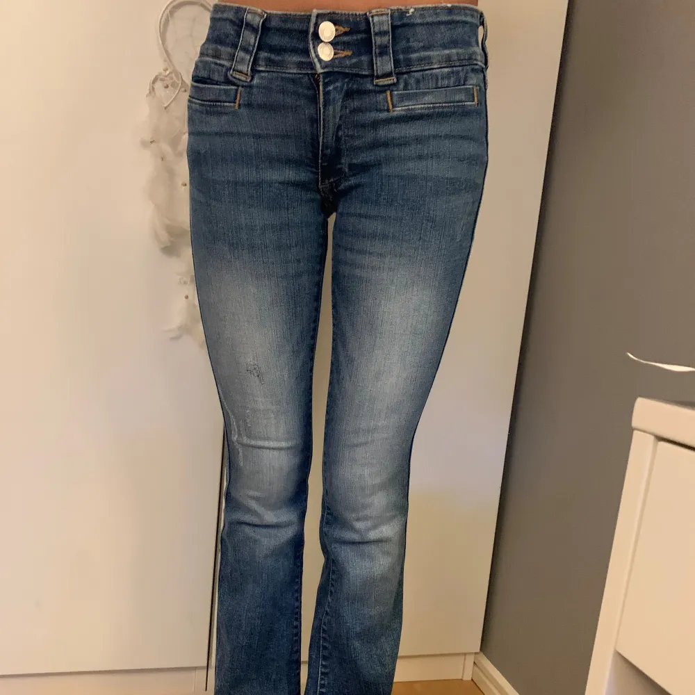 Jag sĂ€ljer min bootcut low waist jeans frĂ„n hmđ dom har knapp fickor dĂ€r bak och raka fickor dĂ€r fram som ni kan se i bildenđđ dom har ocksĂ„ tvĂ„ knappar högst uppđ skriv till mig om ni Ă€r intresseradeđ. Farkut & Housut.