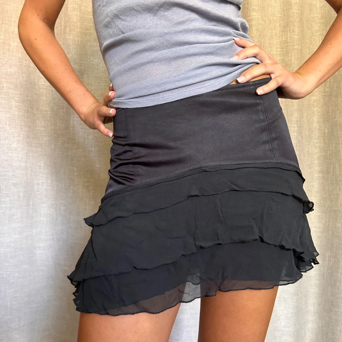 Svart miniskirt med volanger - 91