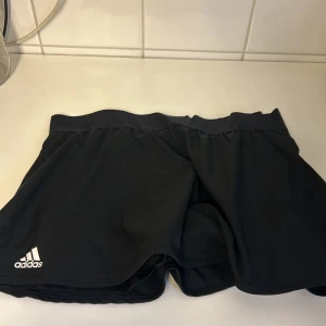 Adidas tenniskjol strlk L  - Knappt använd tenniskjol, 