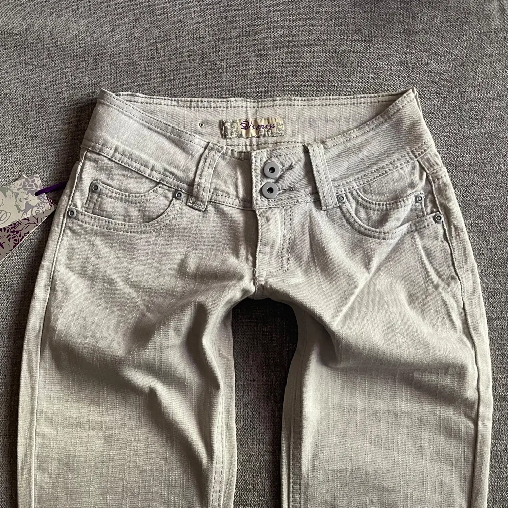 Snygga vintage jeans med lapp kvar❤️ Storlek 36, passar även om man bär 34-36. Exakta mått kommer snart! 💕jae 165. Jeans & Byxor.