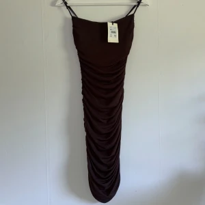 Mesh klänning - En fin meshklänning som jag aldrig fått användning för! Helt ny med prislappen kvar! Den har scrunch både fram och bak för att framhäva formerna på kroppen🌸  Nypris 399kr