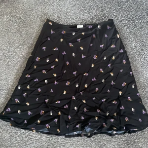 Blommig kjol - Blommig kort sommarkjol