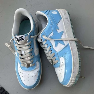 Bape skor - Säljer dessa ljusblå äkta A bathing ape / bapesta / bape skor. Storlek 43. Nypris: $352 men säljer för billigare. Säljer då de inte kommit till användning på ett tag. Blåa snören medkommer! Sjukt snygga och i väldigt bra skick! 🩵🩵🩵🩵