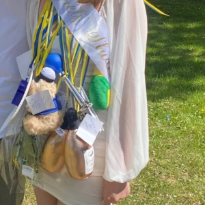 Vit klänning  - Vit klänning perfekt till student eller fest! Endast använd 1 gång, väldigt skrynklig på de 2 sista bilderna tyvärr och lite svår att visa på galge. Från Nelly stl. 36