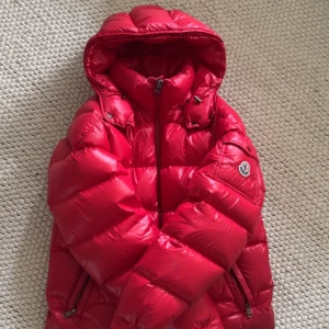 Moncler Maya - Säljer denna sjukt eftertraktade Moncler Maya jackan i riktigt suveränt skick, Storlek 3 i en fin röd färg som gör den unik, Inga defekter, Tveka inte på att höra av vid frågor eller funderingar! 🤘 (Byten kan vara intressant!)