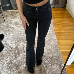 svarta jeans - svarta jeans (lite tvättade i färgen) från gina tricot med medelhög midja, storlek 32!🤍