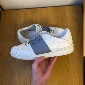 Valentino open  - Vi säljer nu dessa snygga valentinos i storlek 43 dustbag och box medföljer, 8/10 garanterad retur✅ 