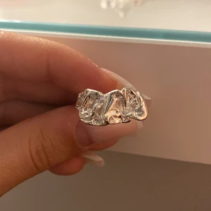 Ringar 💗 - 1: 20kr  2: 20kr , kommer från olympia rings och man får med en rosa gullig ask. tyvärr blivit lite rostig. nypris 99kr  3: 30kr  Alla för 55kr