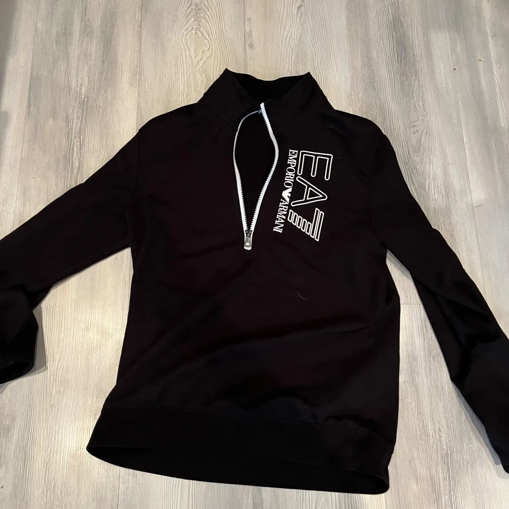 Säljer nu min EA7 tröja då den börjar bli för liten för mig, storleken är S/M. Kostar 1,2 ny kvitto finns. Hoodies.