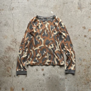 Number nine Tribal longsleeve - Riktigt rare Number nine tribal print longsleeve från ”Give peace a chance” kollektionen. Den är från 2004 men är i tiptop skick förutom liten bleach fläck på armen. Den har lite distressing men är gjord så! Den är i japanska storleken 1 så passar S