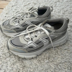 Axel Arigato skor - Chunky sneakers från Axel Arigato i storlek 37. 