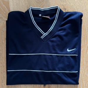 Vintage Nike T-shirt  - Köpt second hand, men skulle säga att den är i nyskick. Står XL men skulle mer säga att den är M. Tröjan är i träningsmateriall.