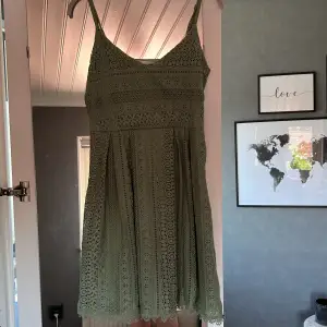 Super söt klänning helt ny utan prislapp 