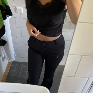 Kostymbyxor från Bikbok  - Svarta Mid waist kostymbyxor 