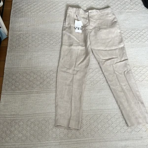 Beiga linnebyxor - Beiga linnebyxor från Zara som är helt oanvända. Säljer dem eftersom dem var för stora. Ordinariepris: 559kr