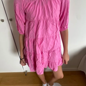 Zara klänning  - En super söt klänning från zara😇 i stl 134. Men passar 146/152/158😄 Varan är slutsåld💕