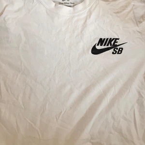 5 skate t-shirts  - 5 använda thirts alla för 350 Pris kan diskuteras 