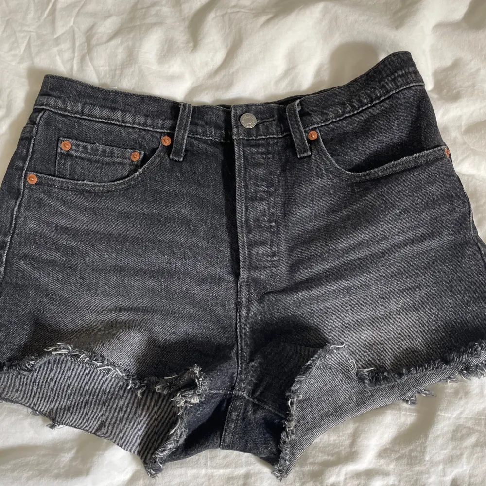 Snygga grå/svarta Levi’s jeansshorts i bra skick. Osäker på exakta storlek men skulle säga 28/29. 40 cm i midjan rakt över. Vill du ha fler mått är det bara att skriva, pris kan diskuteras😇. Shorts.