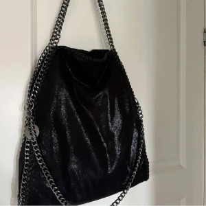 Stella McCartney väska  - Jättefin stella McCartney liknande väska som ej kommer till användning! Jättebra som skolväska eller en daglig väska! Kom privat för fler bilder osv, lånade bilder💗kan gå ner i pris vid snabb affär!