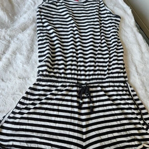 Jumpsuit nytt - Söt randig jumpsuit.Perfekt för sommarfesten eller en avslappnad dag på stranden. Katt finns I hemmet