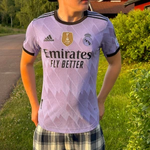 Fotbollströja, FIFA world champions.  - Lila fotbollströja med Real Madrid från FIFA world cup 2022, med nummer 14 på ärmen. Storlek M.