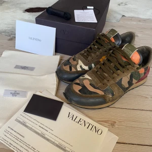 Valentino rockrunners - Valentino sneakers strl 43. Kommer med skolåda, dustbags och skriftlig orderbekräftelse enligt bild 1. Tecken på användning men övergripande bra skick!