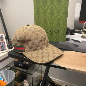 Gucci keps beige - Gucci keps storlek L, haft ca 2 månader använt ca 5-10 gånger pga av ångrat köp, så nästan sprillans ny inga fläckar eller sliten osv, nytt skick helt enkelt, box och påse följer med, priset är inte hugget i sten, mvh Kim.