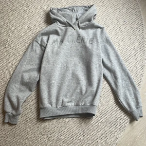 Grå hoodie - En ljusgrå hoodie ifrån Gina tricot💕 Tröjan är väldigt skön och mjuk och materialet är tjockt och bra. Inga defekter och använd fåtal gånger, passar xxs-xs. Skriv om du är intresserad 💕