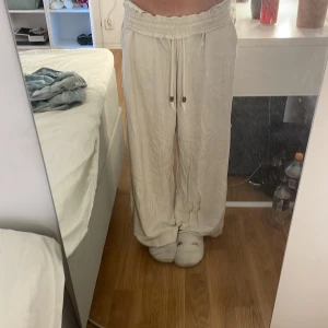 Linne byxor  - Linne byxor som jag köpte för 2 år sedan men bara använda några gånger första året. Jätte liten slitning längst ner på högra benet. 