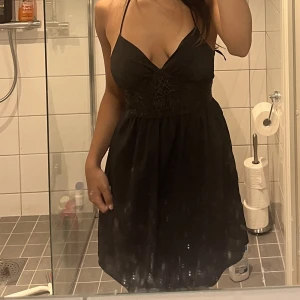 svart festklänning  - svarta festklänning, cocktailkläning ❤️