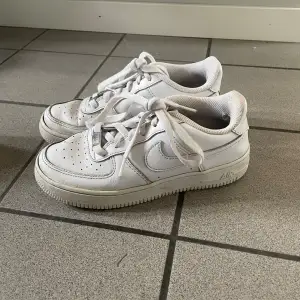 Jag säljer dessa Nike air force 1 i storlek 36. Dom har nötts lite på insidan men de är inget som syns eller känns. Säljer pga att de är försmå.