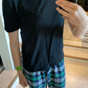 basic t-shirt med ficka - as snygg t-shirt från zara! strl M men passar S