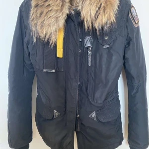 Parajumper jacka - Sällan använd (10-12 ggr)  Stolek S men kan oxo Xs Lite trasig vid dragkedjan men knappt något som märks av,sen lite läder som gått av men syns knappt , annars en super sjön jacka Pris går att diskutera vid snabb affär  Ord pris 13-15 tusen