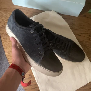 Lanvin skor  - Hej! Säljer nu dessa riktigt snygga lanvinsen i bra skick, Skorna är väldigt fina förutom några repor på toecapen som inte märks av särskilt mycke vid användning, Box och dustbag medföljer.