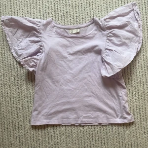 Jättesöt blus - En ljuslila jätte gullig volang blus💓 den är i nyskick då jag knappt använt den. Slutsåld på kappahls hemsida. Storleken är 146-152 (barnstorlek) men skulle säga att den är xxs-xs!💓 hör av dig vid intresse