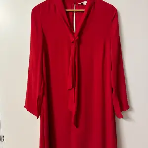 Röd fin klänning festklänning storlek 38
