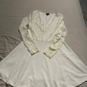 Vit klänning  - Vit klänning med spets Strl. L Använd en gång