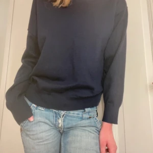 Tröja - Mörkblå tröja, passar perfekt till jeans och är i fint skick!🐆