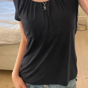 Volang T-shirt  - Super söt volang blus som jag köppte på en vintage marknad i Paris🐆 I storlek L men passar mig som har S