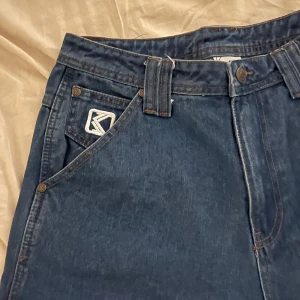 Karl kani jeans  - Fint skick, med fickor på sidorna 
