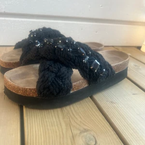 inuikii liknande tofflor - skopunkten - Sparsamt använda men fortfarande i felfritt skick. Normala i storleken.  Säljer likadana i vitt också ! Nypris: 450 kr