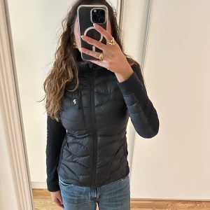 Peak Performance jacka - Peak Perfomance helium hybrid jacka med luva endast använd en höst. Köpt för 2400 i butik💕💕