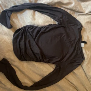 topp💘 - grå topp från h&m💘 jätte fint skick, använd en gång!  strl. xxs