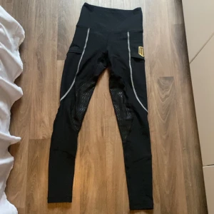 ridbyxor  - halvskodda maya delorez ridbyxor i strl. xxs ganska använda men fästet är fortfarande kvar 💘 finns mobilficka på båda benen nypris: 799kr mitt pris: 300kr