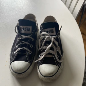 Svarta låga converse - Svarta låga Converse i bra skick. De är normala i storleken.