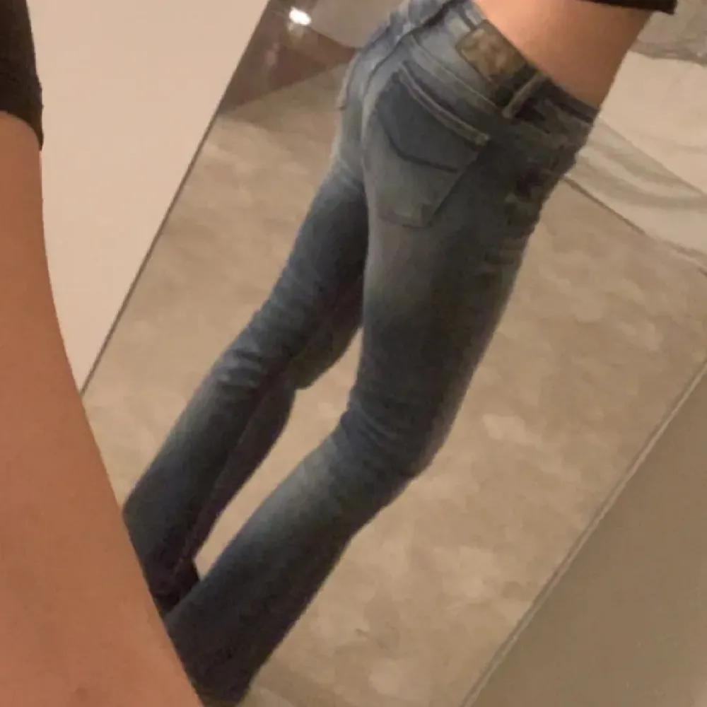 Crocker jeans Style pep boot  Waist 27 Lenght 31   Kommer inte till användning för att dom är för små. Köpta här på plick men använda en gång, bilder från tidigare köpare men egna bilder går att få.  . Jeans & Byxor.