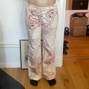 Leopard jeans - Midjemått, rakt över: 40,5. Innerbensmått: 70cm. Modellen på bilden är 158cm. Byxorna är högmidjade💕
